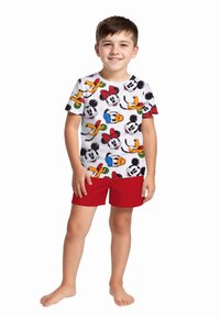 T-shirt a maniche corte da bambino in bianco con stampe colorate di personaggi dei cartoni animati, abbinato a bermuda da bagno rossi brillanti. Tessuto in cotone, vestibilità comoda.