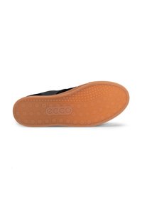 Baskets noires avec une semelle en caoutchouc orange, présentant un motif texturé et le logo de la marque, avec un design supérieur lisse.