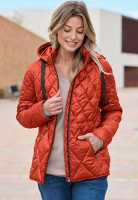 Gevoerde, hooded jas in feloranje, met een voorkant met rits, zijzakken en een gladde textuur met een subtiele glans.