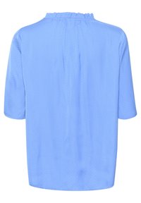 Blusa azzurro chiaro a maniche corte con un motivo a pois testurizzato e un dettaglio di collo arricciato. Il tessuto sembra liscio e leggero.