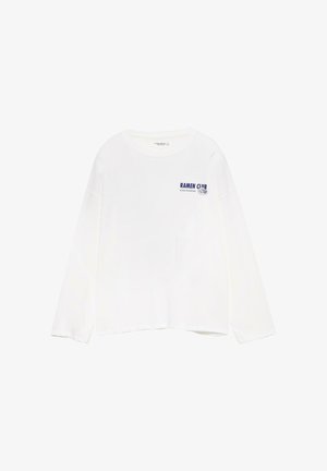 Wit shirt met lange mouwen, voorzien van blauwe bedrukte tekst "RAMEN CLUB" met een graphic van een kom, relaxed fitting, ronde halslijn en zachte textuur.