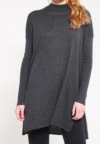Tunic a maniche lunghe grigio carbone con collo alto; tessuto morbido e strutturato; orlo asimmetrico; vestibilità comoda.