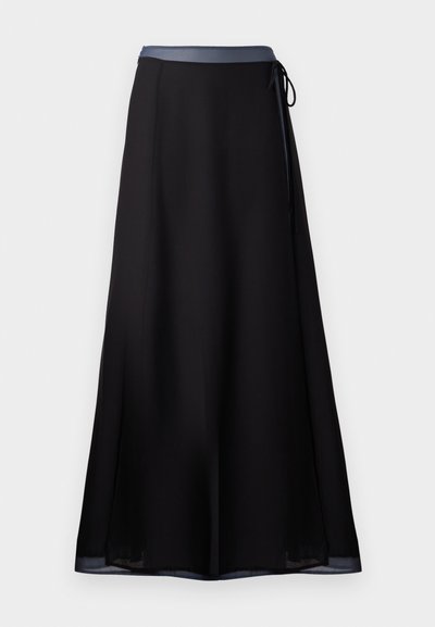 Falda negra con un diseño fluido, presenta un color sólido, una textura suave y una cintura en azul contraste con un detalle de lazo.