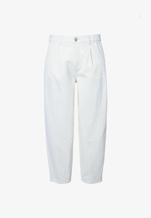 Bílé kalhoty s vysokým pasem a rovnými nohavicemi, s předními sklady, bočními kapsami, poutky na pásek a zapínáním na knoflík v pase.