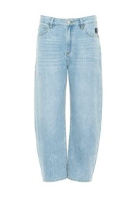 Jeans de tiro ancho de color azul claro, elaborados en denim, con un patrón sutil, cinco bolsillos y un cierre central de botón en la cintura.