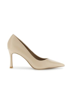 Beige dames høje hæle med spids tå, smal stilet hæl og glat læderfinish, vist fra siden.
