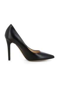 Pump nera in pelle con tacco alto, punta affusolata e superficie liscia. Presenta un sottile tacco a spillo e un design con tagliato sottile.