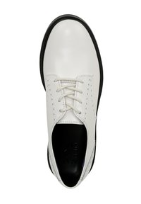 Scarpa in pelle bianca con finitura liscia, punta tondeggiante, suola in gomma nera e lacci leggeri. Presenta perforazioni lungo i lati per favorire la ventilazione.