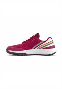 Zapatilla deportiva magenta con parte superior de malla, suela de goma y entresuela blanca que presenta un detalle de franjas multicolores en el lado.