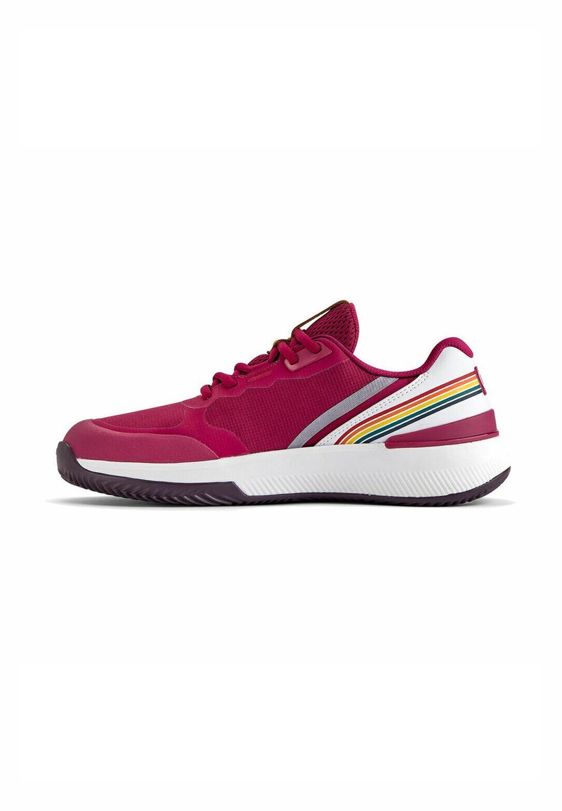 Zapatilla deportiva magenta con parte superior de malla, suela de goma y entresuela blanca que presenta un detalle de franjas multicolores en el lado.