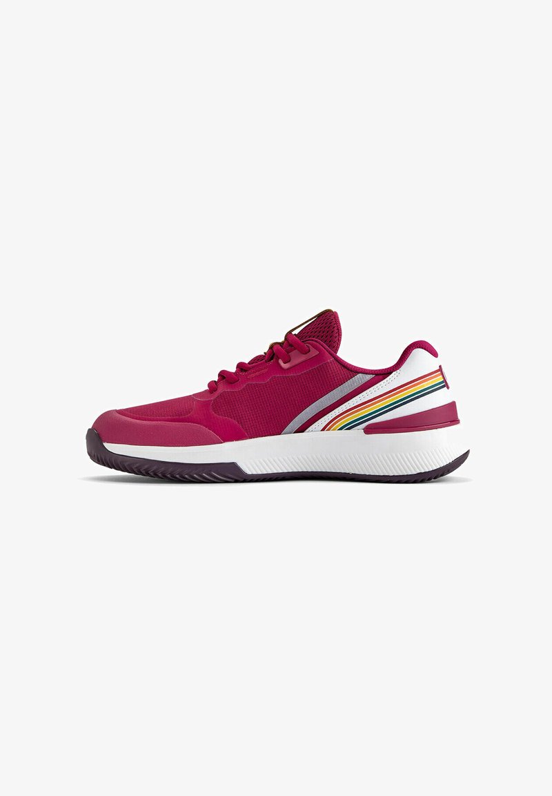 Scarpa atletica magenta con tomaia in mesh, suola in gomma e intersuola bianca con dettaglio a strisce multicolori sul lato.
