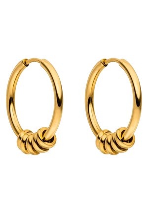 Paar glänzende goldene Creolen, jeweils mit vier kleinen goldenen Ringen am unteren Rand auf weißem Hintergrund.