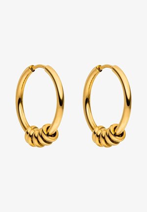 Paar glänzende goldene Creolen, jeweils mit vier kleinen goldenen Ringen am unteren Rand auf weißem Hintergrund.