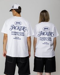 Hvite bomull t-skjorter vist fra baksiden, med stor marineblå tekst som sier "JACKER FOREVER HUSTLING MTP FRANCE." Sorte shorts fullfører looket.
