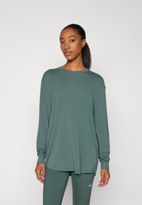 Nike Performance ONE RELAXED - Hosszú ujjú felső - vintage green/black
