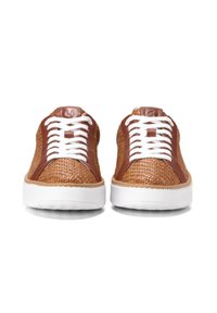 Gewebte braune Sneakers mit glatten braunen Akzenten, weißen Schnürsenkeln und einer weißen Sohle. Das Design weist ein strukturiertes Obermaterial und eine runde Zehenpartie auf.