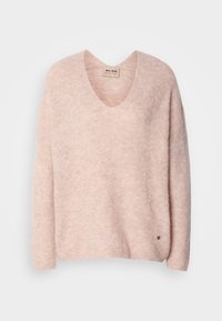 Pull rose pâle à manches longues avec col en V, texture côtelée et petit logo métallique rond près de l'ourlet inférieur.