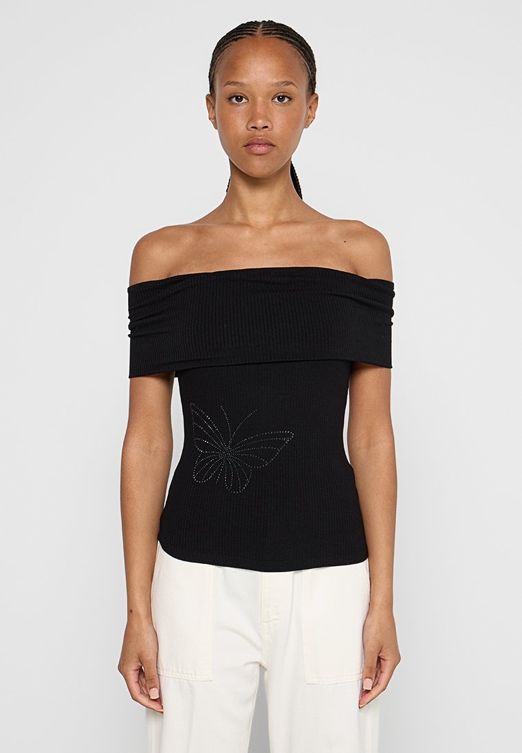 Haut noir à épaules dénudées avec un design ajusté, présentant un détail en forme de papillon en rhinestones au niveau de la taille. Texture lisse et tissu extensible.