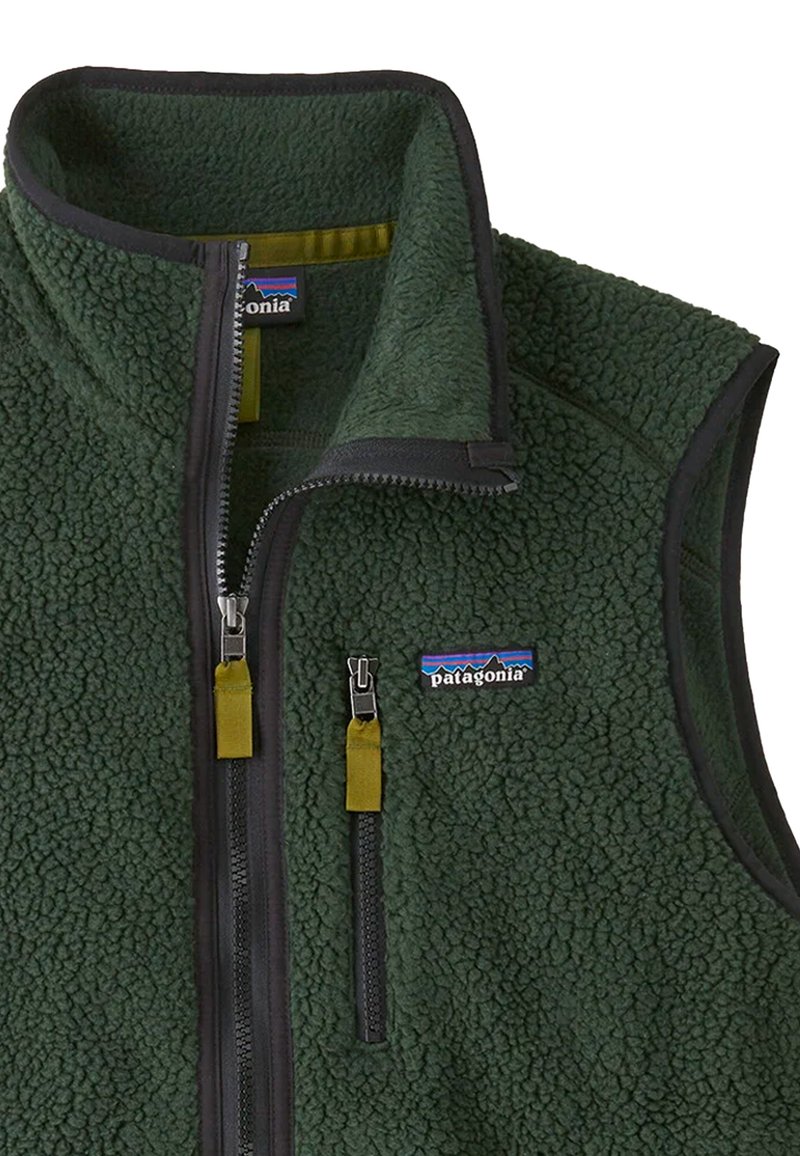 Gilet in pile verde con colletto alto, chiusura frontale con zip e due tasche con zip. Presenta un bordo nero e il logo Patagonia sul petto.