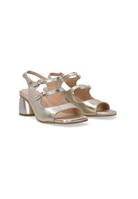 Silberne metallische Sandalen mit Absätzen, offener Zehenpartie und mehreren verstellbaren Riemen, ausgestattet mit einem Blockabsatz und einer glatten Textur.