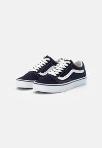 Marineblaue Segeltuch-Sneaker mit weißen Schnürsenkeln, kontrastierendem weißen Seitenstreifen, Gummisohle und schwarzem Akzent am Sohlenrand.