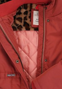 Rode gequiltde jas met een zachte roze binnenkant en een voering van luipaardprint, voorzien van een ritssluiting en drukknoopsluitingen. Contrasterende geribde manchetten.