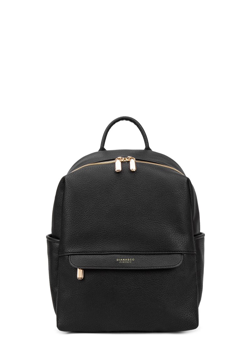 Zaino in pelle nera con design arrotondato, doppia cerniera, dettagli in metallo dorato e tasca frontale con logo.