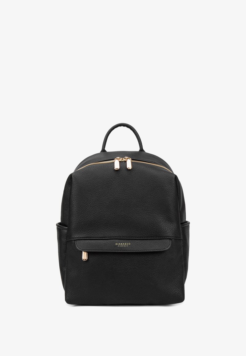 Zaino in pelle nera con design arrotondato, doppia cerniera, dettagli in metallo dorato e tasca frontale con logo.