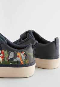 Next Wide Fit Touch Fastening Trainers - Scarpe primi passi - navy character