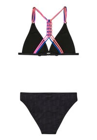 Top bikini triangolo nero con cinturini decorativi rosa e blu, caratterizzato da un dettaglio intrecciato sul retro. Parte inferiore completamente nera con texture.