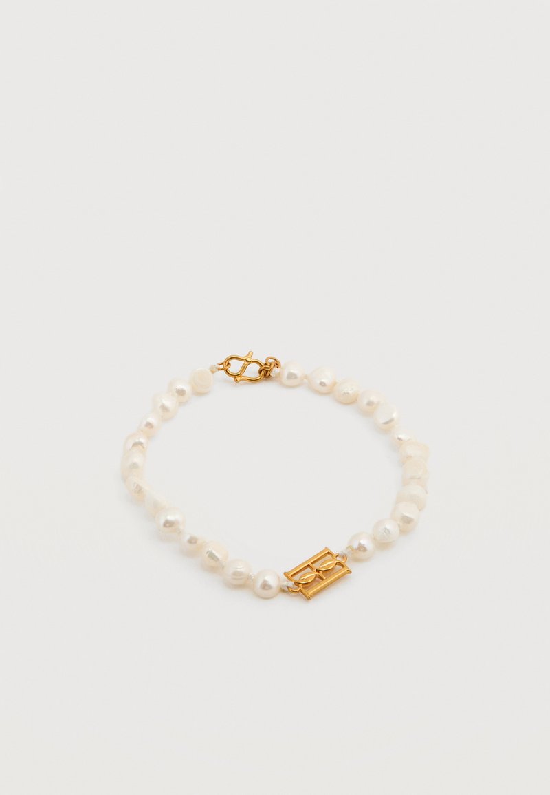 Βραχιόλι με πέρλες σε λευκό χρώμα, ακανόνιστου σχήματος, με χρυσό κούμπωμα, που διαθέτει ένα μικρό ορθογώνιο χρυσό κρεμαστό με διακοσμητικό σχέδιο.