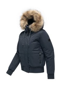 Ciemnoniebieska zimowa kurtka z kapturem wykończonym futrem, zapinana na zamek z przodu, z bocznymi kieszeniami oraz ściągaczami na mankietach i u dołu.