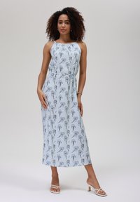 Hele taevasinise sleeveta maksidress, millel on lillemustrid, vöökoht ja küljetaskud. Valmistatud siledast kangast, millel on lahtine lõige.