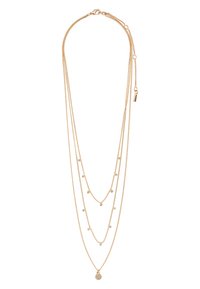 Collar en tono dorado con múltiples capas que presenta tres cadenas de diferentes longitudes, con cuentas redondas y un colgante decorativo en la parte inferior.