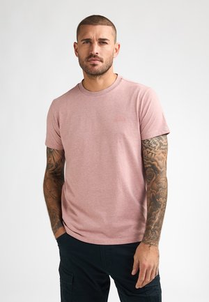 T-shirt met korte mouwen en ronde hals in lichtroze, gemaakt van gestructureerde stof. Heeft een klein gegraveerd logo op de borst en subtiele horizontale strepen.