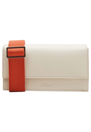 Bolso bandolera rectangular de cuero crema con correa de tela naranja ajustable y sutil logo "s.Oliver" en la solapa frontal.