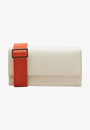 Bolso bandolera rectangular de cuero crema con correa de tela naranja ajustable y sutil logo "s.Oliver" en la solapa frontal.