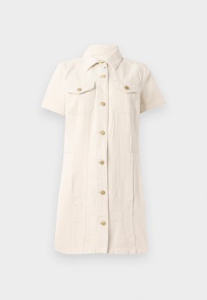 Robe en denim à manches courtes de couleur beige clair, avec une fermeture à boutons sur le devant, deux poches poitrine et des accents en métal doré.