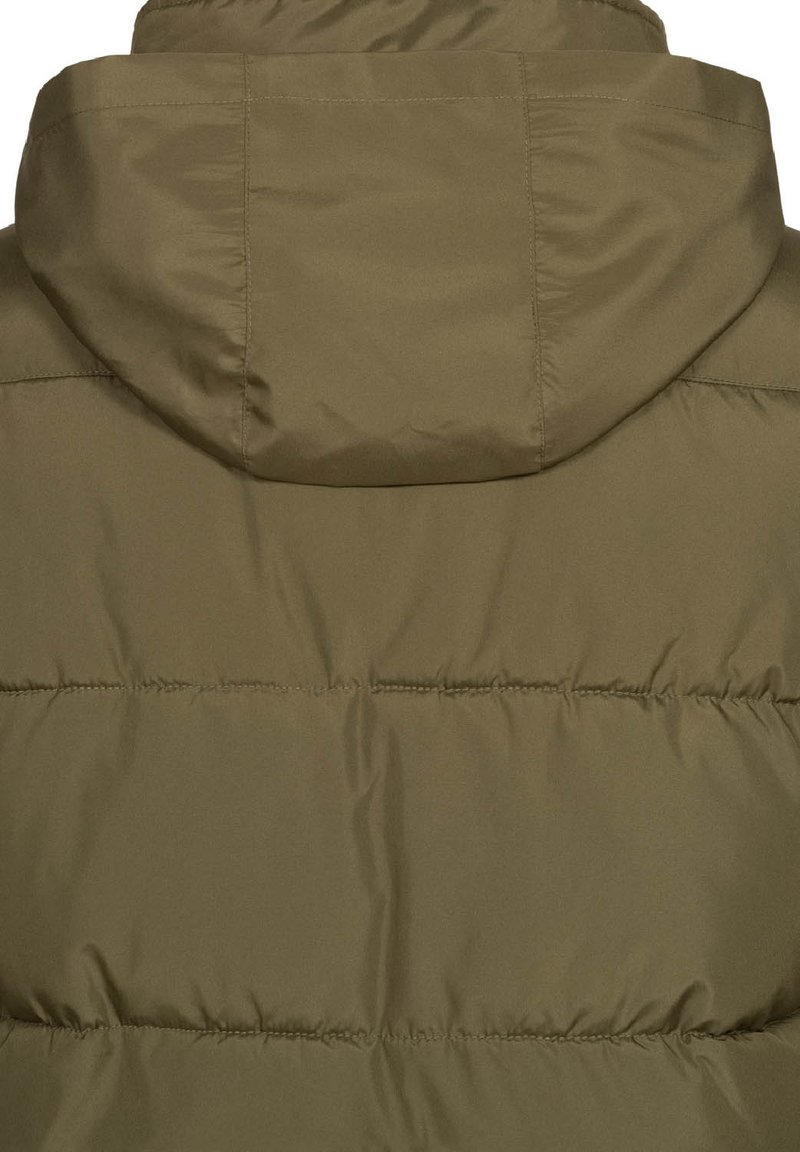 Chaqueta acolchada de color verde oliva con capucha, con un diseño acolchado y textura suave. El forro interior no es visible.