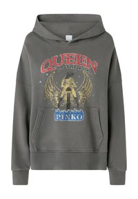 Sudadera gris con un gráfico frontal que muestra el texto "REINA DE LA CARRETERA", alas de ángel y "PINKO" en azul, con un bolsillo tipo canguro.