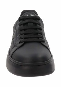 Baskets en cuir noir avec un bout arrondi, une surface texturée, six œillets et des lacets noirs plats. Semelle en caoutchouc épaisse et détail de logo subtil.