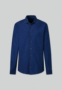 Camicia blu scuro con bottoni, maniche lunghe, realizzata in tessuto denim. Presenta un colletto a punta e bottoni marroni lungo la parte anteriore.