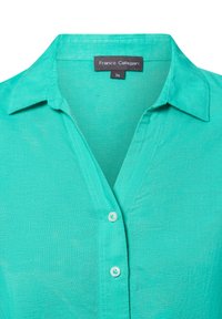 Camicia turchese con bottoni e colletto, realizzata in tessuto leggero. Presenta un'etichetta con "Franco Callegari" e taglia 36.
