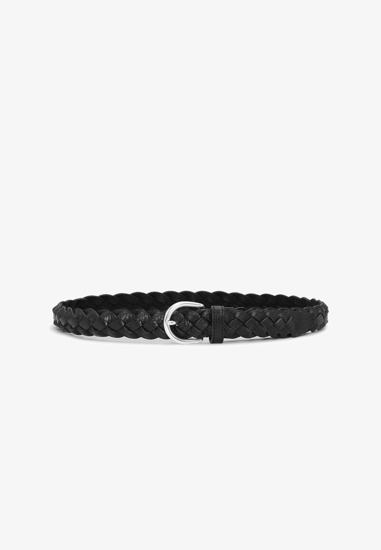 Ceinture en cuir tressé noire avec une boucle en métal argenté, présentant une texture tissée et une boucle pour sécuriser l'extrémité.
