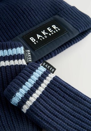 Navy gestrickte Mütze und fingerlose Handschuhe mit hellblauen und weißen Streifen, die das Label "BAKER by Ted Baker" deutlich anzeigen.