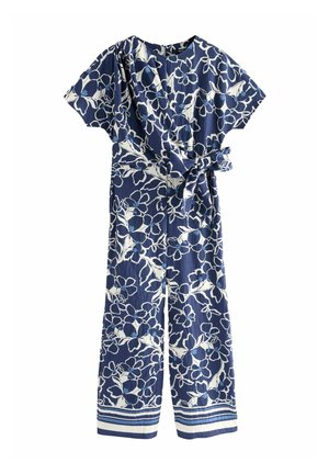 Combinaison bleu marine à motifs floraux blancs, manches courtes, ceinture à la taille et jambes larges. Présente des accents rayés aux ourlets. Tissu léger.