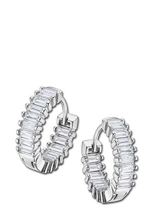 Boucles d'oreilles en argent en forme de créoles ornées d'une rangée de pierres taillées en rectangulaire, agrémentées d'accents carrés, créant un design géométrique moderne.