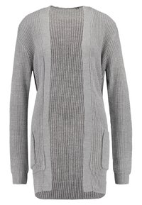Szary sweter dziergany o teksturowanym wzorze, z pionowymi prążkowanymi panelami i bocznymi kieszeniami. Długie rękawy i okrągły dekolt.