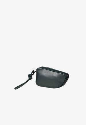 Pochette en cuir vert avec une texture lisse, une forme arrondie, une fermeture éclair et une poignée nouée, arborant un logo embossé discret à l'avant.