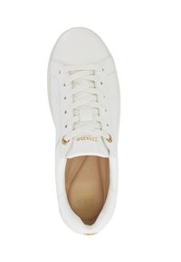 Baskets en cuir blanc avec lacets plats, œillets en ton doré et col rembourré. L'intérieur présente une doublure beige avec logo en relief. Texture lisse.